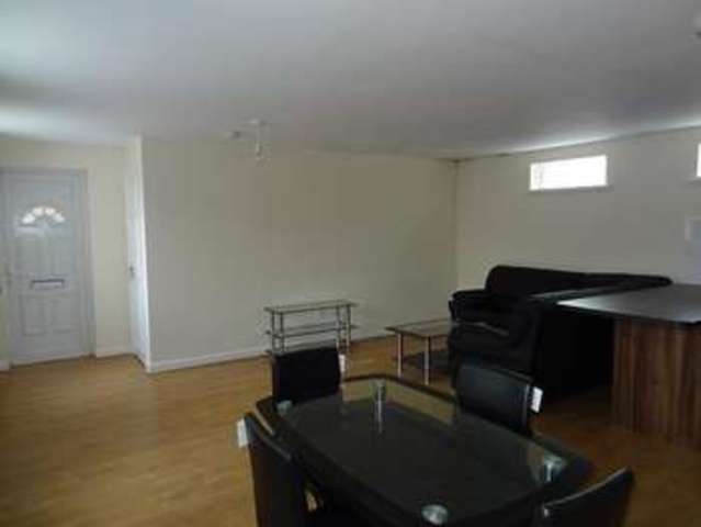  Image of 2 Bedroom Flat  To Rent at Coventry, CV3 1GG