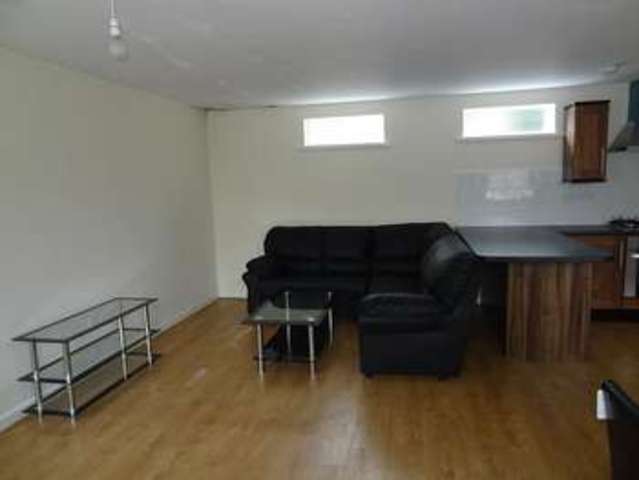  Image of 2 Bedroom Flat  To Rent at Coventry, CV3 1GG