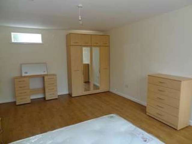  Image of 2 Bedroom Flat  To Rent at Coventry, CV3 1GG