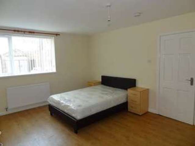  Image of 2 Bedroom Flat  To Rent at Coventry, CV3 1GG