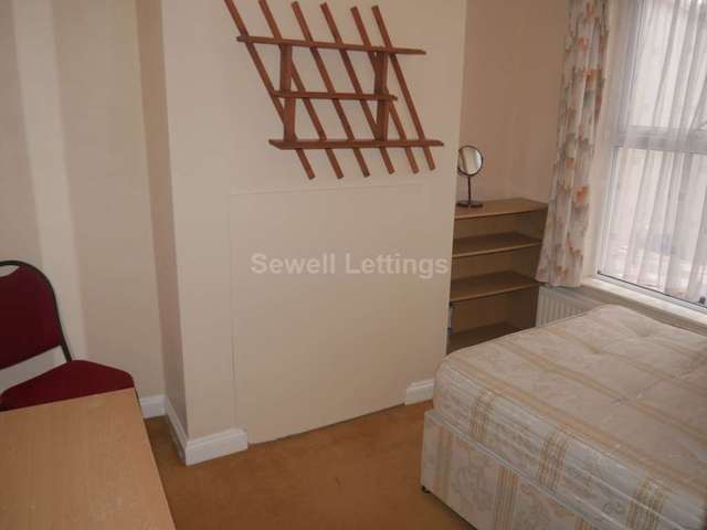  Image of 3 Bedroom Detached  To Rent at Crescent Road  Reading, RG1 5SP