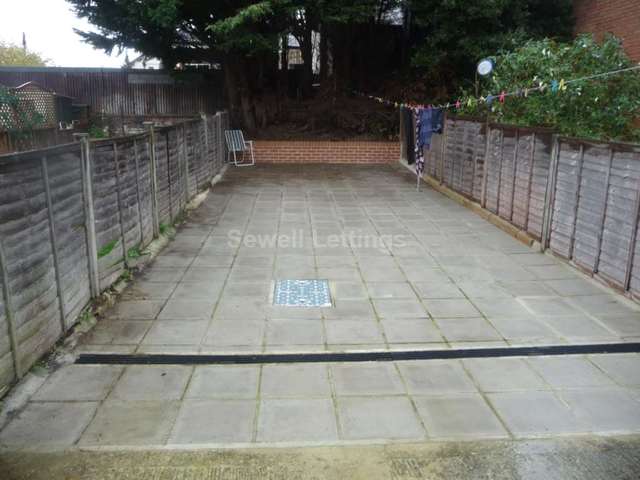  Image of 3 Bedroom Detached  To Rent at Crescent Road  Reading, RG1 5SP