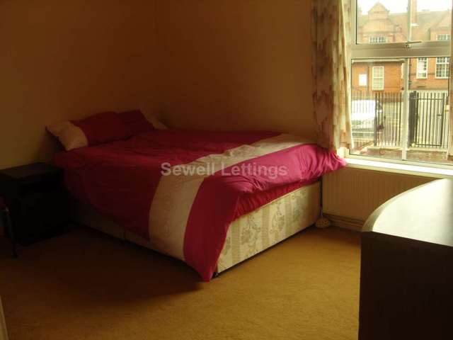 Image of 3 Bedroom Detached  To Rent at Crescent Road  Reading, RG1 5SP
