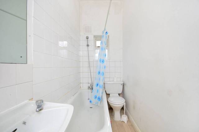  Image of 2 Bedroom Flat  For Sale at Darnley Road  Hackney, E9 6QH