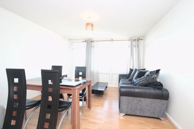  Image of 2 Bedroom Flat  For Sale at Daubeney Road  London, E5 0EW