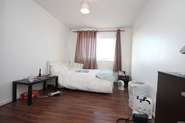  Image of 2 Bedroom Flat  For Sale at Daubeney Road  London, E5 0EW