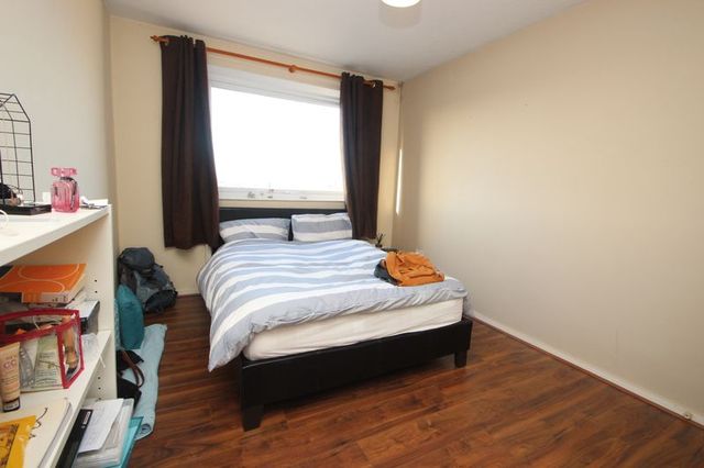  Image of 2 Bedroom Flat  For Sale at Daubeney Road  London, E5 0EW