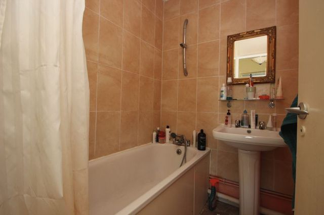 Image of 2 Bedroom Flat  For Sale at Daubeney Road  London, E5 0EW