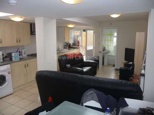  Image of 5 Bedroom Detached  To Rent at De Beauvoir Road  Reading, RG1 5NS