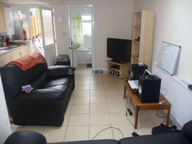  Image of 5 Bedroom Detached  To Rent at De Beauvoir Road  Reading, RG1 5NS