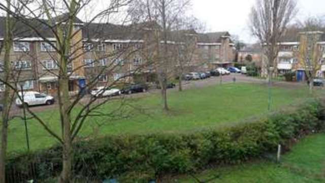  Image of 2 Bedroom Flat  To Rent at Carshalton, SM5 2JN