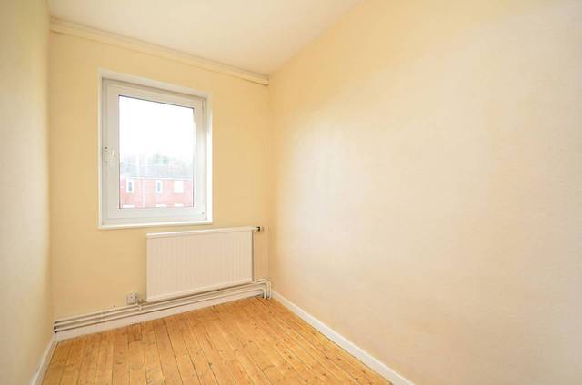  Image of 3 Bedroom Maisonette  For Sale at Detmold Road  Hackney, E5 9NJ