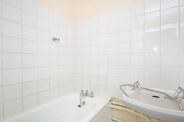  Image of 3 Bedroom Maisonette  For Sale at Detmold Road  Hackney, E5 9NJ