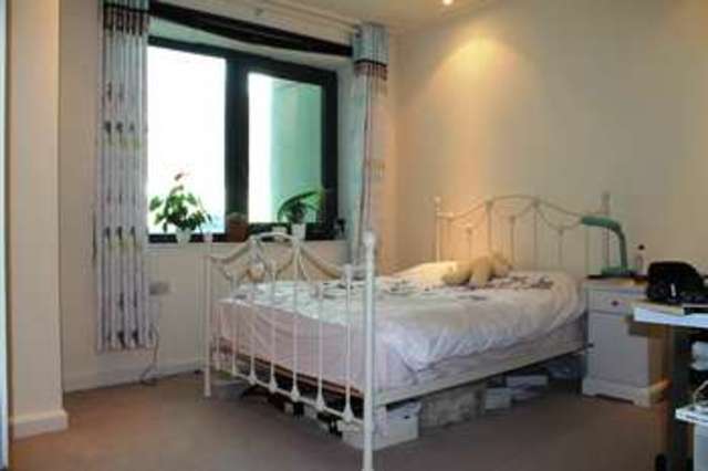  Image of 2 Bedroom Flat  To Rent at 3 South Quay Square  Docklands, E14 9RZ