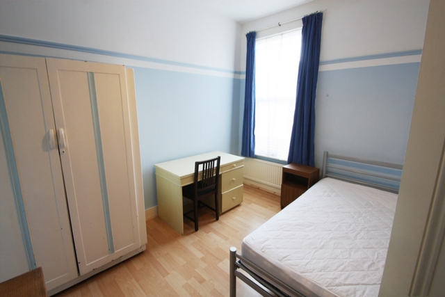  Image of 4 Bedroom Flat  To Rent at Dorothy Road  London, SW11 2JJ