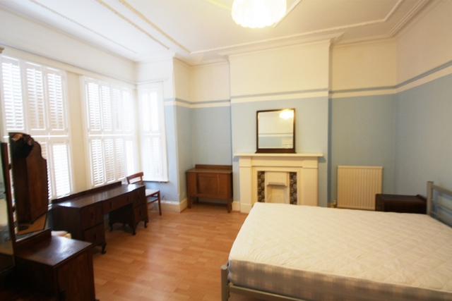  Image of 4 Bedroom Flat  To Rent at Dorothy Road  London, SW11 2JJ