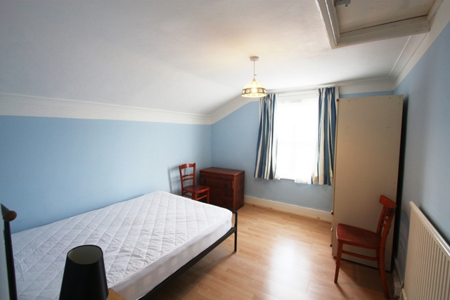  Image of 4 Bedroom Flat  To Rent at Dorothy Road  London, SW11 2JJ
