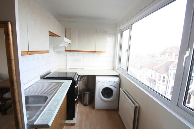  Image of 4 Bedroom Flat  To Rent at Dorothy Road  London, SW11 2JJ
