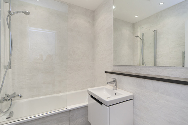  Image of 2 Bedroom Flat  To Rent at Earls Court Road  London, SW5 9RQ