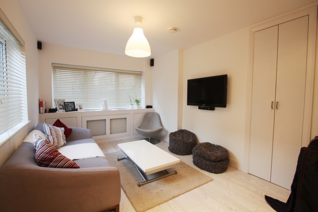  Image of 1 Bedroom Flat  To Rent at Earlsfield Road  London, SW18 3DB