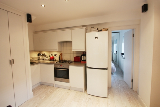  Image of 1 Bedroom Flat  To Rent at Earlsfield Road  London, SW18 3DB