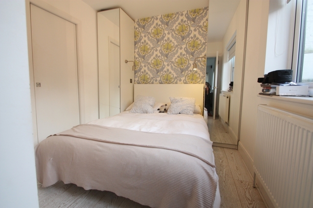  Image of 1 Bedroom Flat  To Rent at Earlsfield Road  London, SW18 3DB