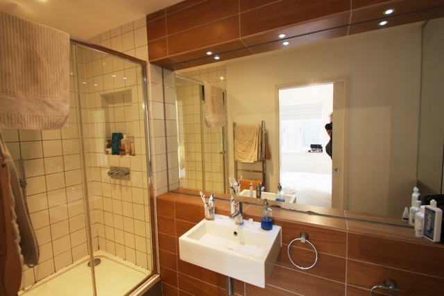  Image of 1 Bedroom Flat  To Rent at Earlsfield Road  London, SW18 3DB