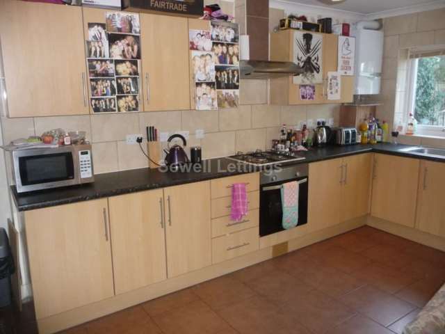  Image of 5 Bedroom Detached  To Rent at Eastern Avenue  Reading, RG1 5SF