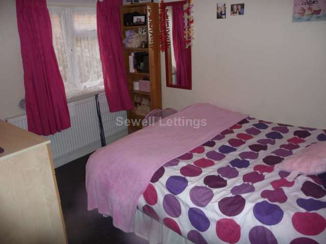  Image of 5 Bedroom Detached  To Rent at Eastern Avenue  Reading, RG1 5SF
