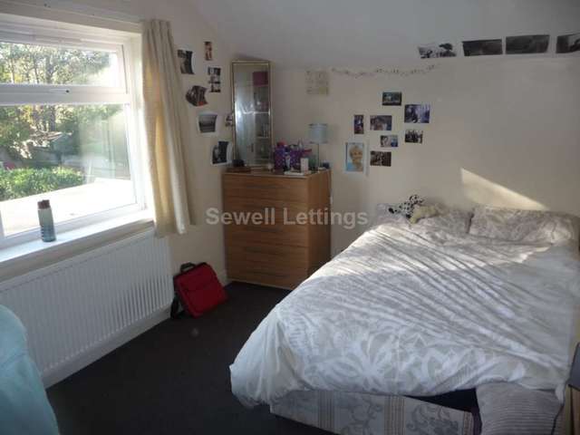  Image of 5 Bedroom Detached  To Rent at Eastern Avenue  Reading, RG1 5SF