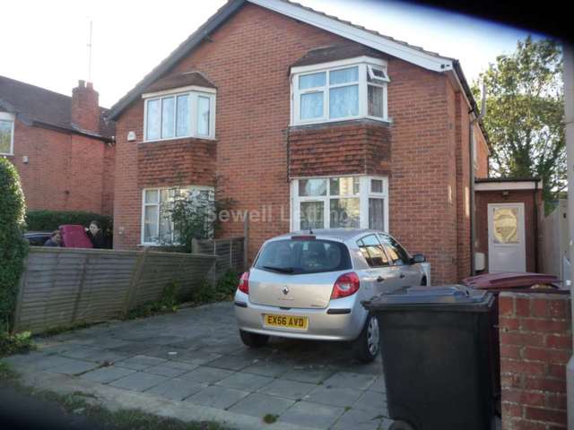 Image of 5 Bedroom Detached  To Rent at Eastern Avenue  Reading, RG1 5SF