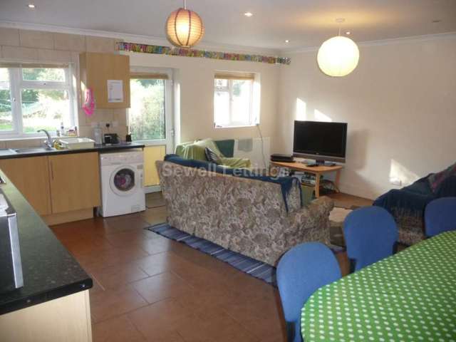  Image of 5 Bedroom Detached  To Rent at Eastern Avenue  Reading, RG1 5SF