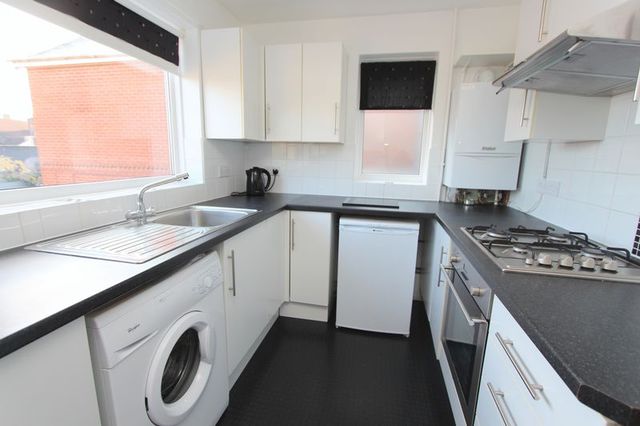  Image of 2 Bedroom Flat  To Rent at Twyford Road  Eastleigh, SO50 4HJ