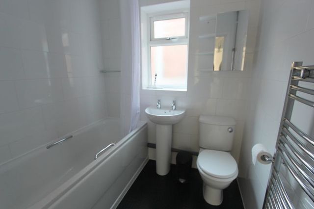  Image of 2 Bedroom Flat  To Rent at Twyford Road  Eastleigh, SO50 4HJ