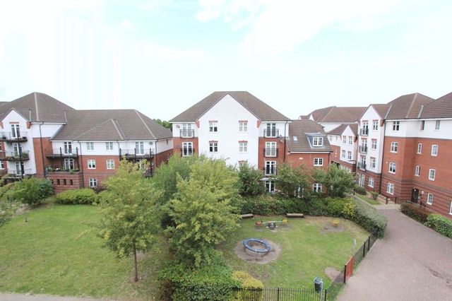 Image of 2 Bedroom Flat  To Rent at Causton Gardens  Eastleigh, SO50 9PJ