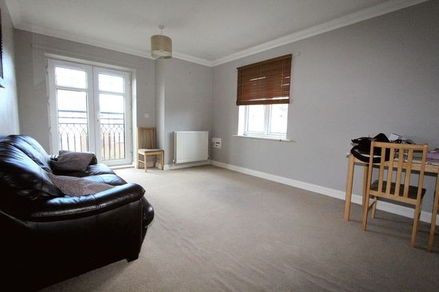  Image of 2 Bedroom Flat  To Rent at Causton Gardens  Eastleigh, SO50 9PJ