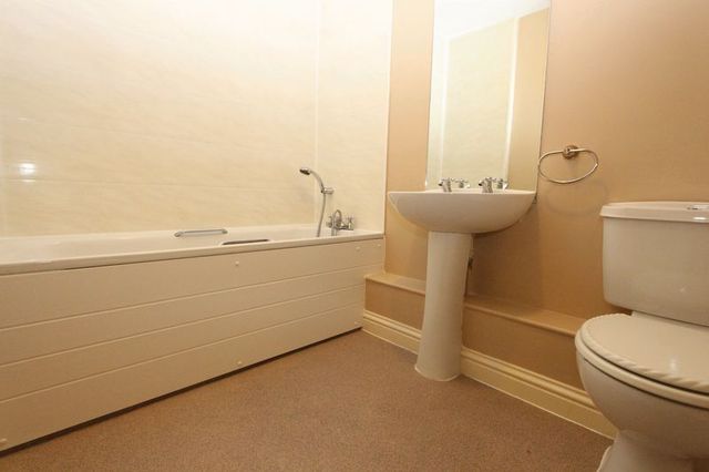  Image of 2 Bedroom Flat  To Rent at Causton Gardens  Eastleigh, SO50 9PJ