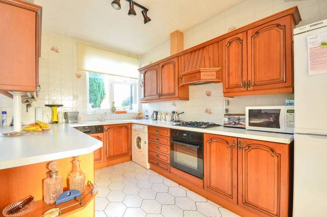  Image of 3 Bedroom Detached  To Rent at Eden Way  Beckenham, BR3 3DN