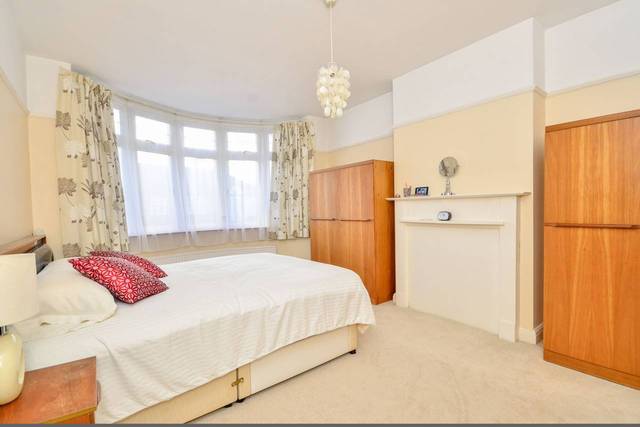  Image of 3 Bedroom Detached  To Rent at Eden Way  Beckenham, BR3 3DN