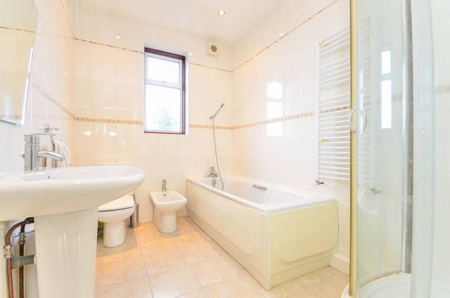  Image of 3 Bedroom Detached  To Rent at Eden Way  Beckenham, BR3 3DN