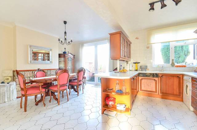  Image of 3 Bedroom Detached  To Rent at Eden Way  Beckenham, BR3 3DN