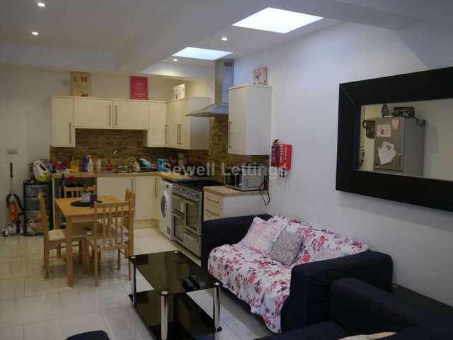  Image of 4 Bedroom Detached  To Rent at Edghill Street  Reading, RG1 2PU