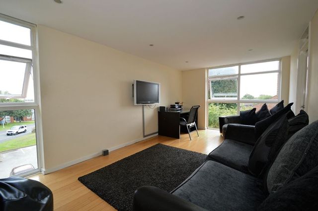  Image of 2 Bedroom Flat  For Sale at Berryfields Road  Sutton Coldfield, B76 2UX
