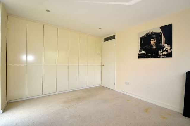  Image of 2 Bedroom Flat  For Sale at Berryfields Road  Sutton Coldfield, B76 2UX