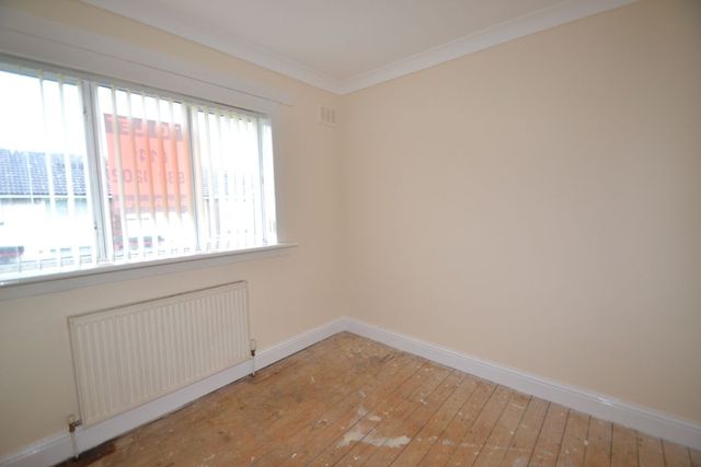  Image of 3 Bedroom Flat  To Rent at Renfrew Renfrewshire Renfrewshire, PA4 0LY