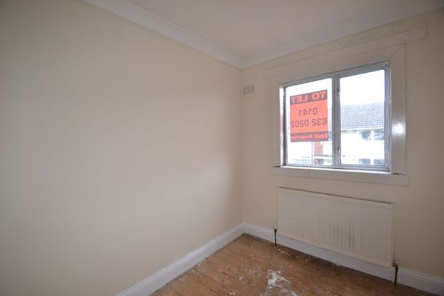  Image of 3 Bedroom Flat  To Rent at Renfrew Renfrewshire Renfrewshire, PA4 0LY