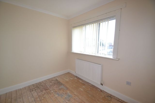  Image of 3 Bedroom Flat  To Rent at Renfrew Renfrewshire Renfrewshire, PA4 0LY
