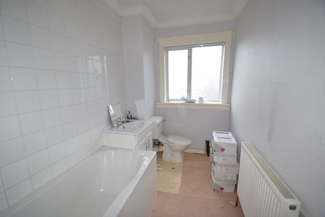  Image of 3 Bedroom Flat  To Rent at Renfrew Renfrewshire Renfrewshire, PA4 0LY