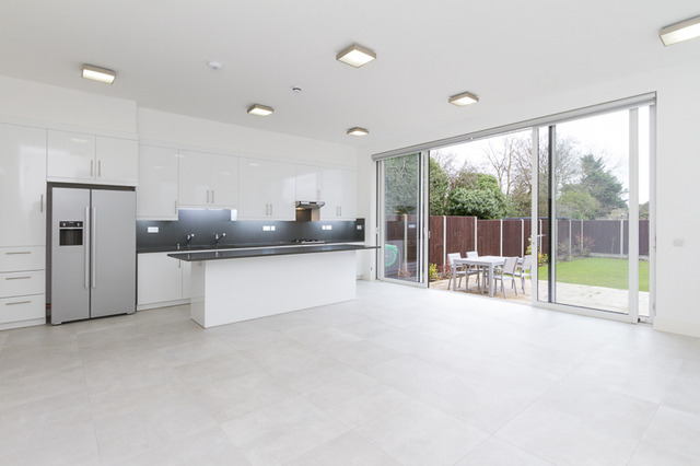  Image of 3 Bedroom Flat  To Rent at Elm Avenue  London, W5 3XA