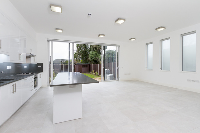  Image of 3 Bedroom Flat  To Rent at Elm Avenue  London, W5 3XA